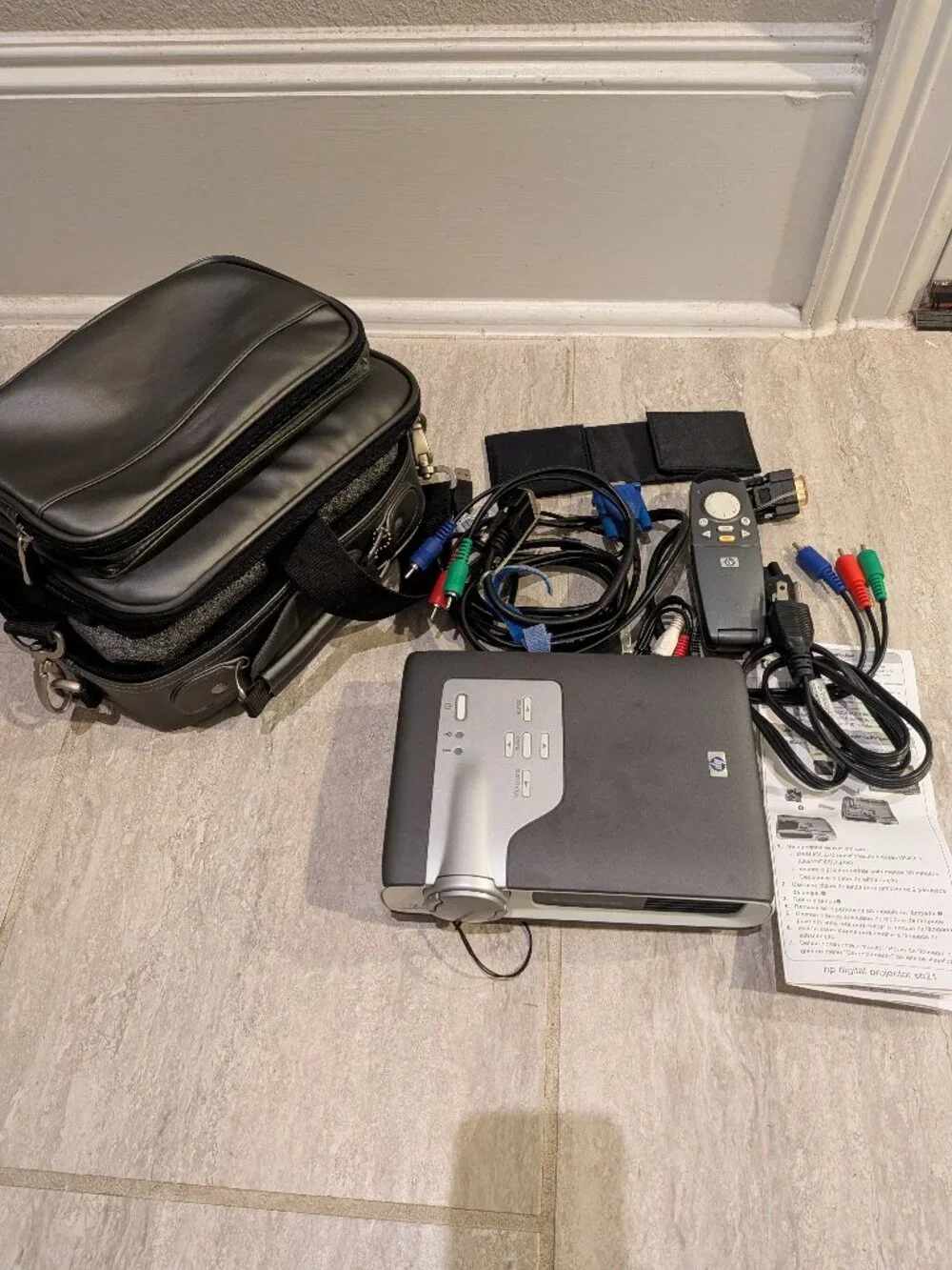 HP Digital Projector sb21 SVGA Portable Projector with remote and cables